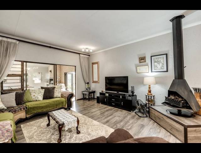 5 BEDROOM HOUSE FOR SALE IN FOURWAYS GARDENS